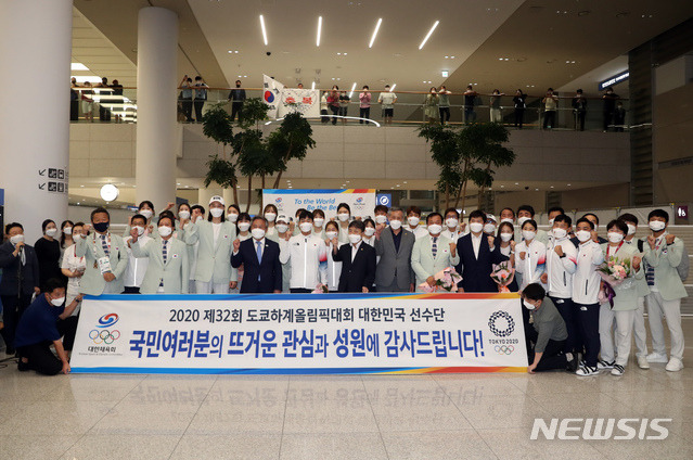 [인천공항=뉴시스] 고승민 기자 = 김정배 문화체육관광부 제2차관, 이기흥 대한체육회장과 여자배구, 근대5종, 마라톤 선수단이 9일 인천국제공항 2터미널을 통해 귀국, 기념촬영을 하고 있다. 2021.08.09. kkssmm99@newsis.com