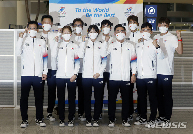 [인천공항=뉴시스] 고승민 기자 = 도쿄올림픽 근대5종 국가대표팀 선수단이 9일 인천국제공항 2터미널을 통해 귀국, 기념촬영을 하고 있다. 2021.08.09. kkssmm99@newsis.com