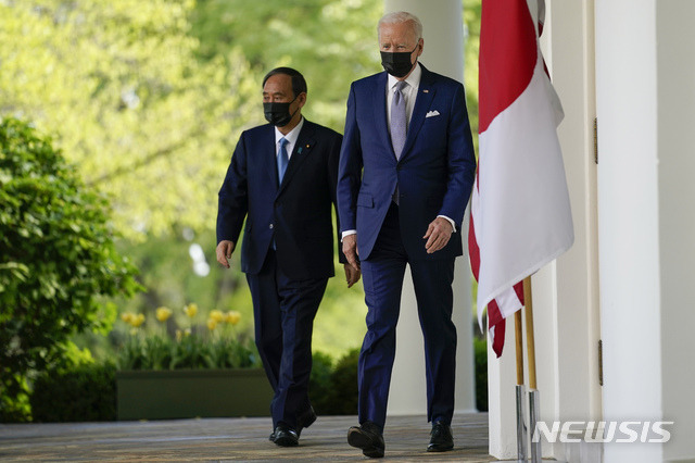 [워싱턴=AP/뉴시스]조 바이든(오른쪽) 미국 대통령과 스가 요시히데 일본 총리가 지난 4월 16일(현지시간) 백악관 집무실에서의 정상 회담을 마치고 공동 기자회견이 열리는 로즈가든으로 이동하고 있다. 2021.08.10.