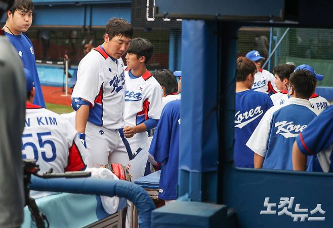 7일 일본 요코하마 스타디움에서 열린 도쿄올림픽 야구 도미니카공화국과의 동메달 결정전에서 도미니카공화국에게 패한 선수들의 표정이 어둡다. 요코하마=올림픽사진공동취재단