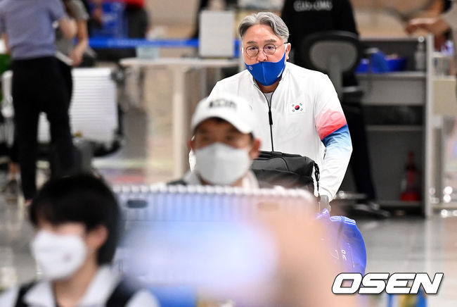 [OSEN=인천공항, 조은정 기자] 8일 오후 인천공항을 통해 ‘2020 도쿄올림픽’을 마친 국가대표 선수들이 귀국했다.야구대표팀 김경문 감독이 입국장을 나서고 있다. 2021.08.08 /cej@osen.co.kr