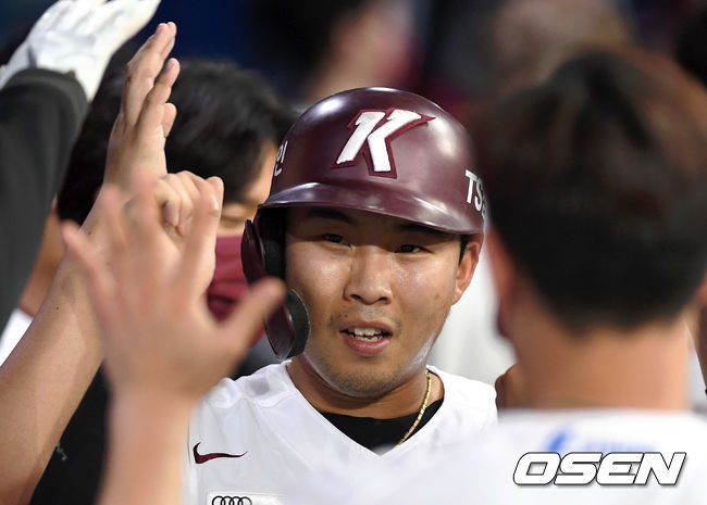 [OSEN=고척, 이대선 기자] 22일 오후 서울 고척스카이돔에서 ’2021 신한은행 SOL KBO 리그' 키움 히어로즈와 NC 다이노스의 경기가 열렸다.2회말 1사 2,3루에서 키움 박동원의 희생플라이 때 홈을 밟은 3루주자 송우현이 더그아웃에서 동료들의 축하를 받고 있다. /sunday@osen.co.kr