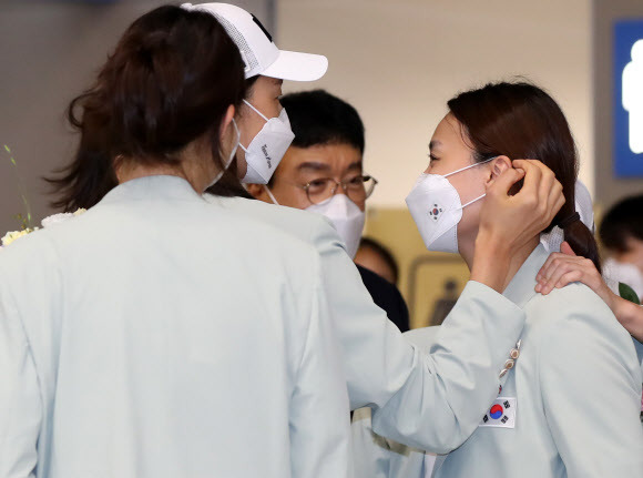 김연경 ‘승주야, 고생했어’ - 9일 오후 인천국제공항 제2터미널 입국장에서 열린 2020 도쿄올림픽 대한민국 선수단 환영식이 끝난 뒤 김연경이 표승주와 포옹하며 작별인사를 하고 있다. 2021.8.9 연합뉴스