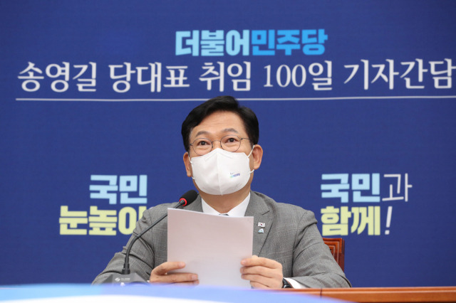 송영길 더불어민주당 대표가 10일 국회에서 열린 취임 100일 기자간담회에서 소회를 밝히고 있다. /국회사진기자단