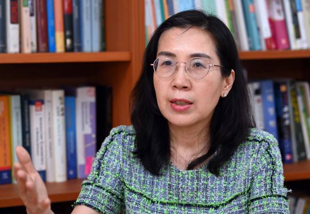 김현숙 전 청와대 고용복지수석이 9일 서울경제와의 인터뷰에서 “4차 산업혁명과 저출산·고령화 시대를 맞아 노동시장과 4대 보험 개혁이 절실하다”고 강조하고 있다. /이호재 기자