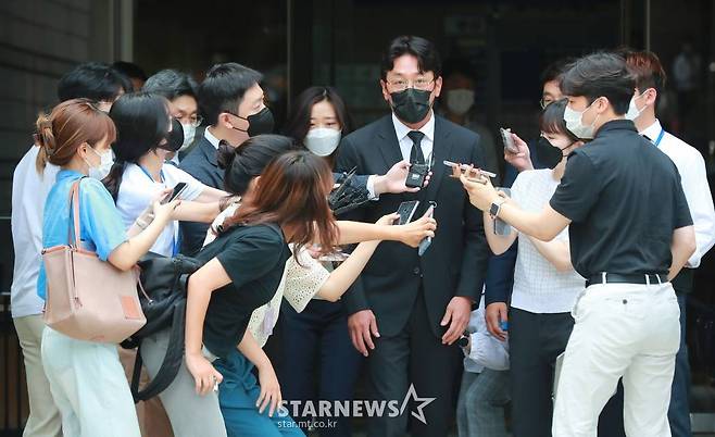 프로포폴 불법 투약 혐의를 받고 있는 배우 하정우(본명 김성훈)가 10일 오전 서울중앙지법에서 열린 첫 공판을 마친뒤 법정을 나서고 있다. /2021.08.10 /사진=이동훈 기자 photoguy@