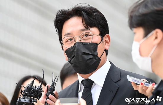On the morning of the 10th, the first trial of Ha Jung-woo, who is accused of violating the law on the management of narcotics, was held at the hearing of Park Seol-ah, a judge of the Seoul Central District Court.Ha Jung-woo was previously accused of using Propofol in the name of his brother and manager at a plastic surgeon in Gangnam, Seoul from January to September 2019.Since then, Prosecution has briefly indicted Ha Jung-woo for a fine of 10 million won, but Judge Detective27, the Seoul Central District Court, who was in charge of the case on June 23, decided that it was not a matter to be handled briefly.In the first hearing held on the day, Ha Jung-woo said, I regret deeply and deeply how I was not careful and indiscreet.I should have lived more carefully and set an example as a popular actor who received a lot of attention, but I apologize deeply for my mistakes and for causing trouble and damage to my colleagues and family.I am very ashamed and unsavory, but I will be a healthy actor who contributes to society and I will live more carefully so that I do not stand here.I would like to ask the judge to make up for all my mistakes and pay my debts. Lawyer for Ha Jung-woo also said: The defendant has admitted all the charges and is deeply reflecting on them.I was recommended by my acquaintance because my skin was not good due to makeup and special makeup (due to shooting), and I would like to take into account the weakness of Illegal, he said.There are new movies and dramas ahead, which can cost people a lot of money.Rather than making it impossible to recover, please give the fine to the society so that it can be returned. Since then, Prosecution has asked Ha Jung-woo to order a fine of 10 million won and order a penalty of 88,749 won.The argument was closed when Ha Jung-woo admitted the charges and agreed to the evidence.Ha Jung-woo came out of the trial and asked the reporters, How is it in the process of the Judgment?Im sorry, he left.The Judgment for Ha Jung-woo is scheduled to be released on September 14th.After the Propofol controversy, the official activities of Actor Ha Jung-woo were virtually all-stop, and image hitting was also inevitable.Ha Jung-woos actions related to the trial can affect the works that are currently being filmed or are about to be released, so officials are also watching the situation with a keen sense of touch.Many films have already been filmed or are in progress, including the movie Boston 1947, which has been delayed due to the new Coronavirus infection (Corona 19), as well as the Night and Netflix new series Surinam, which Kakao M has invested in.In particular, Surinam played the role of a Korean businessman who was caught up in the NIS secret operation to arrest the Korean drug king who took control of South American Suriname.Even if the trial is completed, it is not easy to clean up the face of the controversy that the public sees in reality, and for Ha Jung-woo, the time to come is not going to be smooth in many ways.