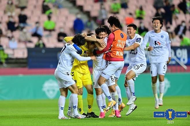 전북 꺾던 양주시민축구단 (서울=연합뉴스) K3(3부)리그 양주시민축구단이 26일 전주월드컵경기장에서 열린 2021 하나은행 FA컵 16강전 전북 현대와의 경기에서 연장전까지 0-0으로 비긴 뒤 승부차기에서 10-9로 승리하며 8강에 진출했다. 사진은 환호하는 양주시민축구단 선수들. 2021.5.26 [대한축구협회 제공. 재판매 및 DB금지] photo@yna.co.kr