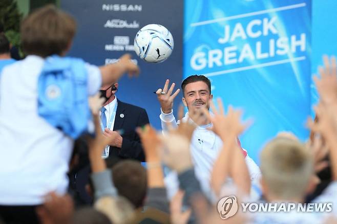 맨시티 팬들과 만난 그릴리시 [AFP=연합뉴스]