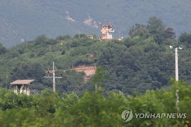 마주 선 남북 (파주=연합뉴스) 임병식 기자 = 김여정 북한 노동당 부부장이 한미연합훈련을 비난하는 담화를 낸 10일 경기도 파주시 접경지역에서 남북한 군초소가 임진강을 사이에 두고 마주보고 있다. 2021.8.10 andphotodo@yna.co.kr