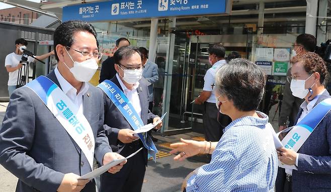 전복 판촉 나선 김영록(왼쪽) 전남지사 [전남도 제공]