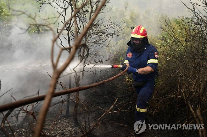 9일 그리스 에비아 섬에서 소방관이 진화 작업을 하고 있다. [AP=연합뉴스 자료사진]