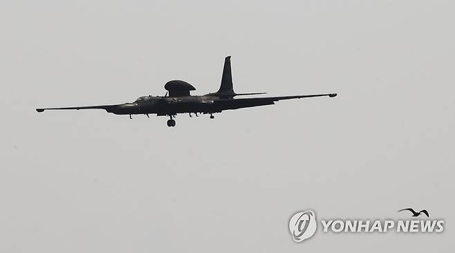 착륙하는 U-2S (평택=연합뉴스) 홍기원 기자 = 한미 연합훈련 사전연습이 시작된 10일 오후 경기도 평택시 주한미공군 오산기지에서 고공정찰기 U-2S가 착륙하고 있다. 
    한미는 이날부터 오는 13일까지 한반도의 전시상황을 가정한 본훈련의 사전연습 격인 위기관리참모훈련(CMST)을 진행한다. 
    2021.8.10 xanadu@yna.co.kr