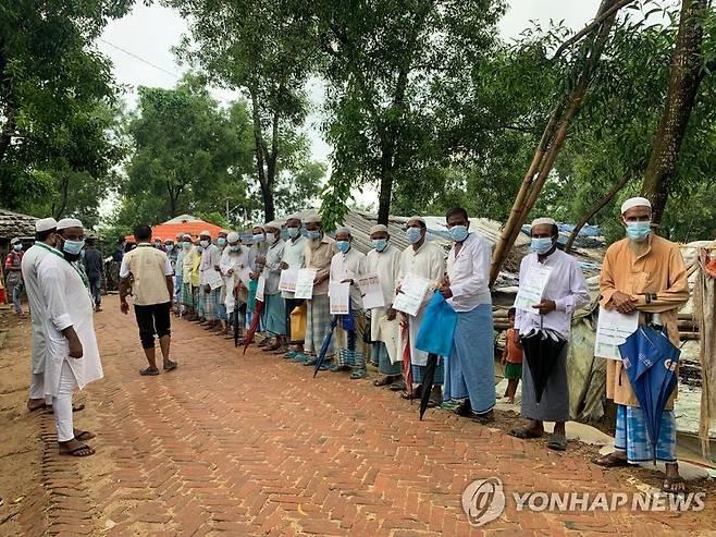 방글라데시에서 코로나19 백신 접종을 기다리는 로힝야족 난민들. [AP=연합뉴스]