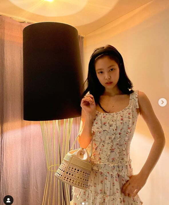 Group BLACKPINK Jenny Kim has been divided into a pure French girl this time.Jenny Kim posted a picture on her 11th day of her instagram, Bonjour Blink.In the photo, Jenny Kim paired her double-cooked bag with a floral one piece with frills.Jenny Kim, a man of innocent styling and makeup-free minnows, showed off a sheer atmosphere she had never seen before.BLACKPINK, which Jenny Kim belongs to, is currently working on several projects to celebrate the fifth anniversary of DeV.