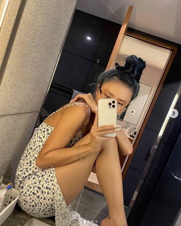 Group MAMAMOO Hwasa has recently reported on its unique sensibility selfie.Hwasa posted a picture on his 11th day without comment on his instagram.In the photo, Hwasa is wearing a pair of frameless glasses and taking a picture of herself reflected in a mirror, wearing a strap dress and robbing her eyes with a personality-style makeup.Hwasa recently collaborated with new vocalist KindaBlue and fired support.