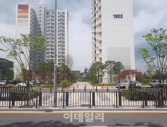 LH가 시흥장현19단지 영구임대아파트 동쪽 주출입구로 설계했던 곳을 볼라드로 차량 진출입을 막아뒀다. (사진 = 이종일 기자)