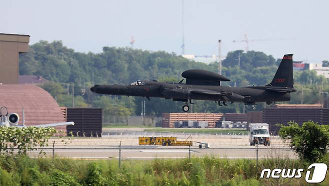 10일 오후 경기도 평택 소재 주한미군 오산공군기지에 U-2S 고고도정찰기가 착륙하고 있다. 2021.8.10/뉴스1 © News1 김영운 기자