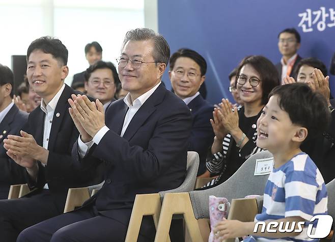 문재인 대통령이 지난 2019년 7월 2일 경기 고양시 국민건강보험공단 일산병원에서 열린 건강보험 보장성 강화대책 2주년 대국민 성과보고대회에서 박수치고 있다.(청와대 제공)2019.7.2/뉴스1