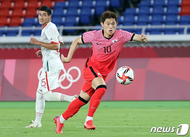 대한민국 이동경이 31일 오후 일본 요코하마 국제경기장에서 열린 '2020 도쿄올림픽' 대한민국과 멕시코의 8강 축구경기에서 추가골을 넣고 있다. 2021.7.31/뉴스1 © News1 이재명 기자