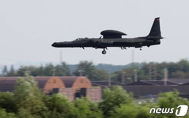 10일 오후 경기도 평택 소재 주한미군 오산 공군기지에 U-2S 고고도정찰기가 착륙하고 있다. 2021.8.10/뉴스1 © News1 김영운 기자