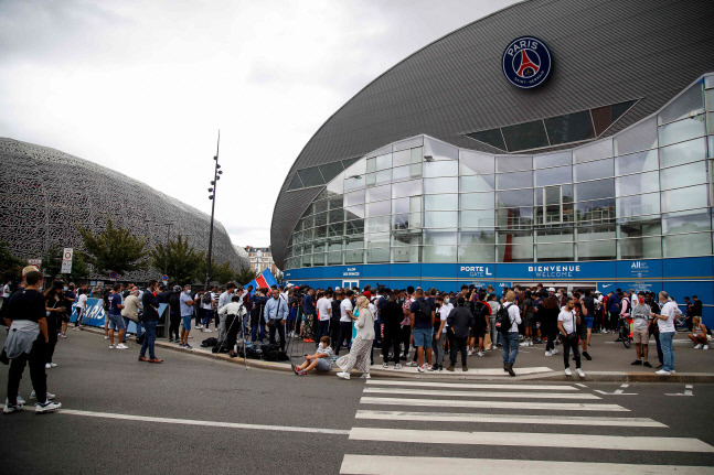 파리 생제르맹(PSG) 팬들이 10일(현지시간) 클럽 홈구장인 파르크 데 프랭스에서 리오넬 메시를 기다리고 있다. 파리|AFP 연합뉴스