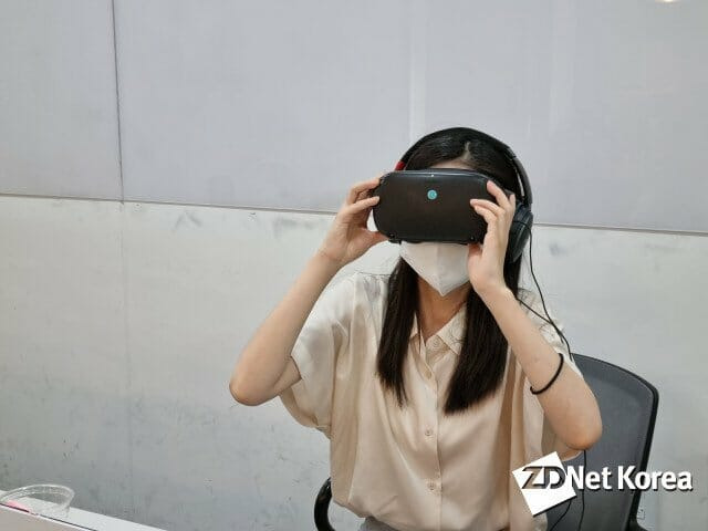 가우디오랩에서 VR 콘서트를 체험중인 기자