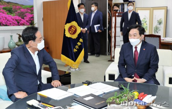 11일 제주도의회 의장실을 찾은 원희룡 제주지사(오른쪽) [제주도 제공]