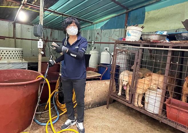 전진경 카라 대표가 현장에서 발견된 전기쇠꼬챙이를 들어 보이고 있다.