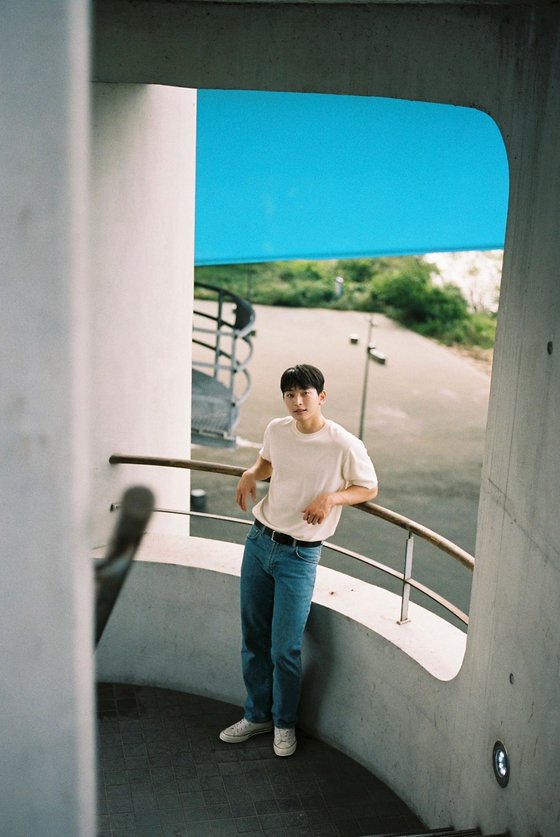 Singer and Actor Jinwoons boyish picture was released.Jinwoon, who has been working on the movie I only see you as well as the recent 2AM comeback news, has released a warm visual.In the photo, Jinwoon boasts a nice physical with white tee and jeans, and boasts a refreshing energy that makes him feel better just by looking at it.The relaxed and relaxed atmosphere makes the charm of Jinwoons original charm even more brilliant.Jeong Jinwoon, who made his debut as a group 2AM, is active as a multi-entertainer in various fields such as music, acting, and entertainment.My Ghost , Brother , Friendly Police , and Beauty Full Again .