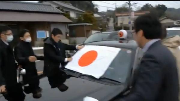 日 극우단체가 한국 시민단체 차량을 일장기로 뒤덮기도 했다 (출처: niconico)