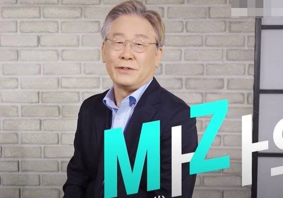 이재명 경기지사가 지난달 말 'MZ세대'를 타깃 삼아 올린 홍보 영상 일부. 이 지사는 청년들의 군면제, 강한 성격 등을 묻는 말에 솔직하게 "맞아요"라고 응답하며 유튜브 상에서 호응을 얻었다. 유튜브 캡처