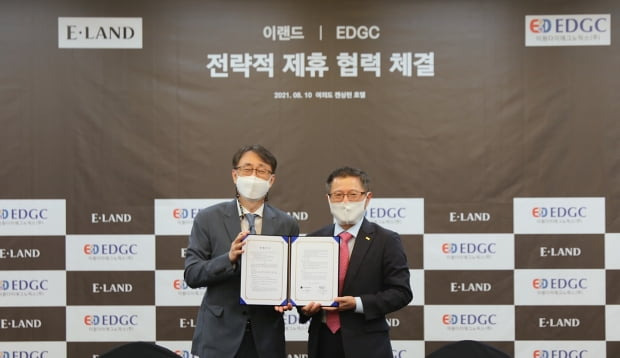 왼쪽부터 최형욱 이랜드 최고전략책임자와 신상철 EDGC 대표.