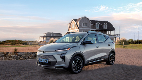 GM Korea revealed specs of its soon-to-be-introduced all-electric Bolt EUV on Monday, which can run 403 kilometers on a single charge with an LG Energy Solution's 66 kilowatt-hour battery. Its price before the state subsidy starts from 44.9 million won. [GM KOREA]