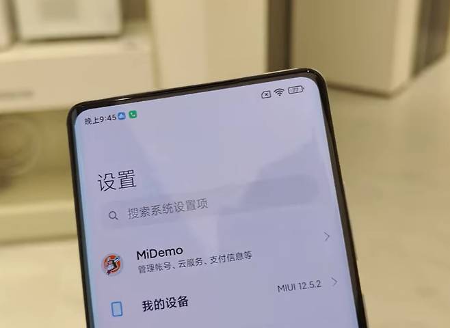 샤오미의 플래그십 스마트폰 ‘미믹스4’에는 카메라를 디스플레이 밑에 위치시키는 ‘언더디스플레이카메라(UDC)’ 기술이 적용됐다. [유튜브 채널 ‘Sami Tech Tips’ 캡처]