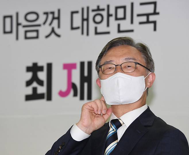 최재형 국민의힘 대선 예비후보가 지난 9일 오전 서울 여의도 대하빌딩 선거사무소에서 열린 선거대책회의에 참석해 있다. [연합]