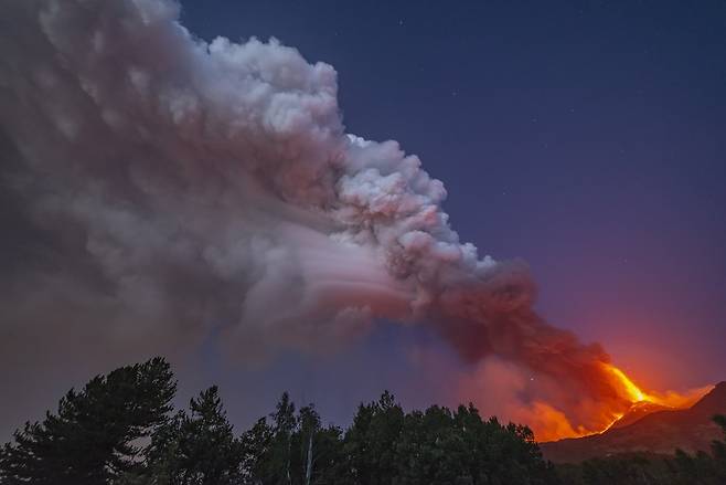 이탈리아 시칠리아섬에 있는 에트나 화산이 9일(현지시간) 연기를 내뿜고 있는 모습을 인근 링구아글로사에서 촬영했다. 사진=AP 연합뉴스