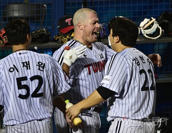 11일 서울 잠실야구장에서 ‘2021 신한은행 SOL KBO리그’ LG 트윈스와 SSG 랜더스의 경기가 열렸다. 5회말 2사 LG 보어가 우월 솔로 홈런을 쳐낸 뒤 더그아웃에서 동료의 축하를 받고 있다. 잠실 | 주현희 기자 teth1147@donga.com