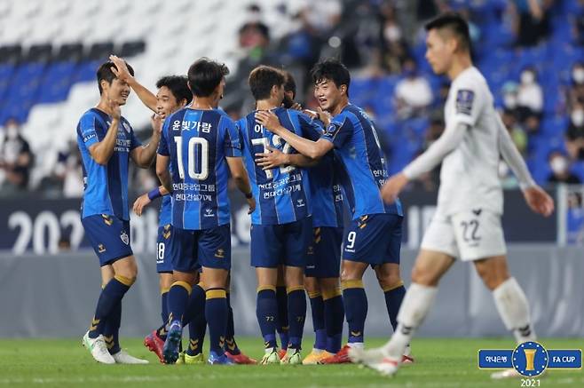 ▲ 올여름 울산 현대에 합류한 윤일록이 11일 울산문수축구경기장에서 열린 '2021 하나은행 FA컵' 5라운드에서 양주시민축구단에 선제골을 넣고 환호하고 있다 ⓒ대한축구협회