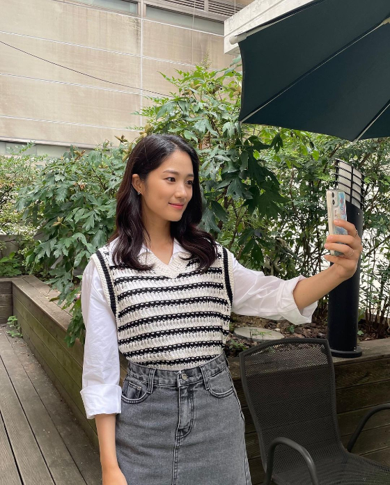 Kim Hye-yoon posted three photos on his instagram on the 11th.The photo shows Kim Hye-yoon building a bright Smile, which is a unique youthful Smile that is bringing up her charm.On the other hand, Kim Hye-yoon is scheduled to meet with viewers with JTBCs new drama Snow Strengthening and tvN new drama Essa and Joey scheduled to be broadcast in the second half of this year.