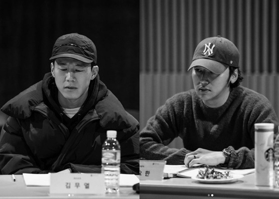 Byun Yo-han posted a photo of himself with Kim Moo Yeol on his Instagram on Wednesday, which took a photo of the film Voice reading scene.Byun Yo-han wrote, No-heat brother and I. We were in Kahaani, the movie Voice trailer last winter. Please pay attention.On the day of the Voice trailer, Byun Yo-han was promoted.Voice is a real crime action that takes place when Seo Jun (Byun Yo-han), who was trapped in a Voice phishing organization and lost everything, infiltrates the Bon Model Behavior in China to regain the money that was taken away and meets Voice phishing designer Kwak Pro (Kim Moo Yeol).Voice is a movie that reveals everything about Voice phishing crime that has Victims but can not find any trace of the perpetrator.One Kahaani, unfolding as Victims Seo Jun jumps into Model Behavior, will be a powerful attraction for the film.Voice will be released Sept.