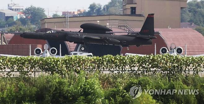 임무 마치고 착륙하는 U-2S (평택=연합뉴스) 홍기원 기자 = 한미 연합훈련 사전연습이 시작된 10일 오후 경기도 평택시 주한미공군 오산기지에서 고공정찰기 U-2S가 착륙하고 있다. 
    한미는 이날부터 오는 13일까지 한반도의 전시상황을 가정한 본훈련의 사전연습 격인 위기관리참모훈련(CMST)을 진행한다. 
    위기관리 참모훈련은 전쟁 발발 전의 돌발 사태를 적절히 관리해 위기 발생 이전의 상태로 돌려놓는 방안을 점검하는 훈련이다. 
    본훈련인 후반기 연합지휘소훈련(21-2 CCPT)은 16∼26일로 예정됐고 예년처럼 방어(1부)와 반격(2부) 등의 시나리오 그대로 컴퓨터 시뮬레이션 방식의 지휘소연습(CPX)으로 진행된다. 2021.8.10 xanadu@yna.co.kr