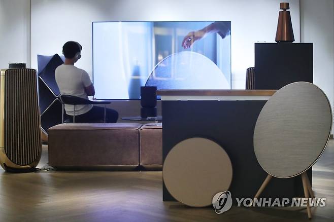 길어지는 '집콕'…홈 시네마 용품 인기 (서울=연합뉴스) 강민지 기자 = 코로나19 여파로 집에서 영화 등 문화생활을 즐기는 사람들이 늘어나며 '홈시네마' 용품이 인기를 끌고 있다.
사진은 10일 오후 음향기기 브랜드 '뱅앤올룹슨' 서울 신세계백화점 강남점. 2021.8.10 mjkang@yna.co.kr