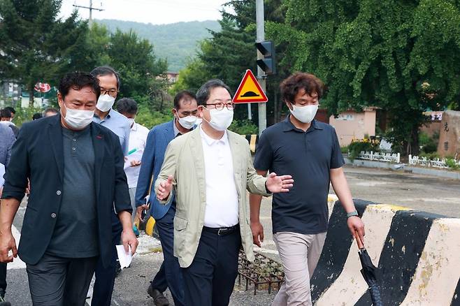 남양주시, 별내동에 '태릉갈비 특화 거리' 조성 (남양주=연합뉴스) 조광한(가운데) 경기 남양주시장이 11일 주민들과 '태릉갈비 특화 거리' 조성 사업 현장을 둘러보고 있다. 2021.8.11 [남양주시 제공. 재판매 및 DB 금지]