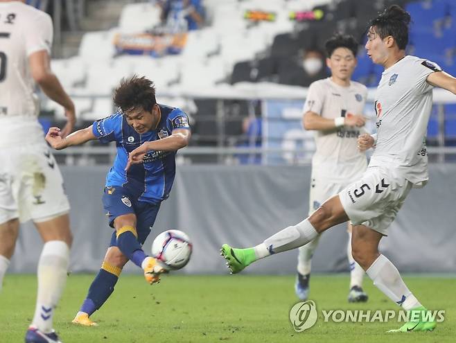 윤일록 '슛' (울산=연합뉴스) 김용태 기자 = 11일 울산 문수축구경기장에서 열린 2021 하나은행 FA컵 울산 현대와 양주시민축구단의 경기에서 울산 윤일록이 슛하고 있다. 2021.8.11 yongtae@yna.co.kr