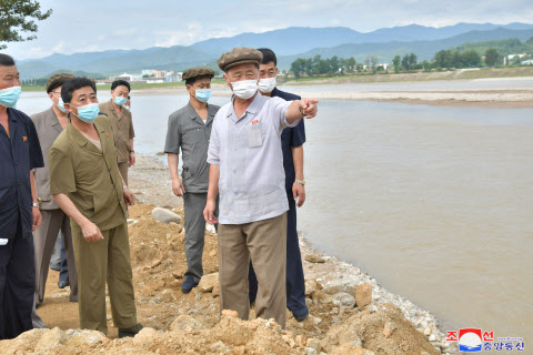 북한 김덕훈 내각총리가 함경남도 영광군과 신흥군, 홍원군, 단천시 등 최근 수해가 발생한 지역을 돌아봤다고 조선중앙통신이 12일 보도했다. 김 총리는 복구 작업에 나선 군인들을 격려하고 수재민의 생활 보장과 복구 중에 발생하는 문제 등을 확인했다. 이어 흥남비료연합기업소와 룡성기계연합기업소, 2·8비날론연합기업소도 찾아 생산 정상화 대책을 논의했다(사진=평양 조선중앙통신/연합뉴스).