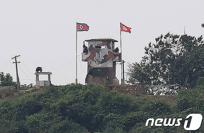 북한군 초소에서 북한군 병사들이 경계근무를 서고 있다. 2020.6.9/뉴스1 © News1 구윤성 기자