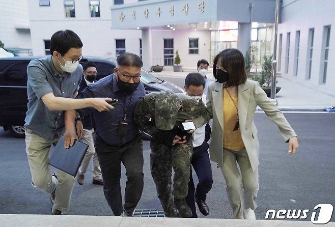 '성추행 피해 공군 부사관 사망사건' 가해자인 공군 장모 중사가 2일 서울 용산구 국방부 보통군사법원에서 열린 영장실질심사에 출석하고 있다. (국방부 제공) 2021.6.2/뉴스1 © News1 이성철 기자