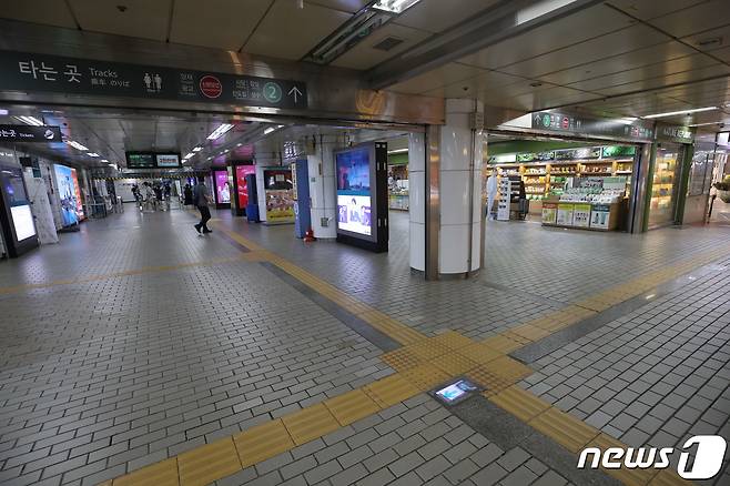 수도권 지역에 사회적 거리두기 4단계가 시작된 지난 7월12일 오후 서울 강남역이 한산한 모습을 보이고 있다. 2021.7.12/뉴스1 © News1 조태형 기자