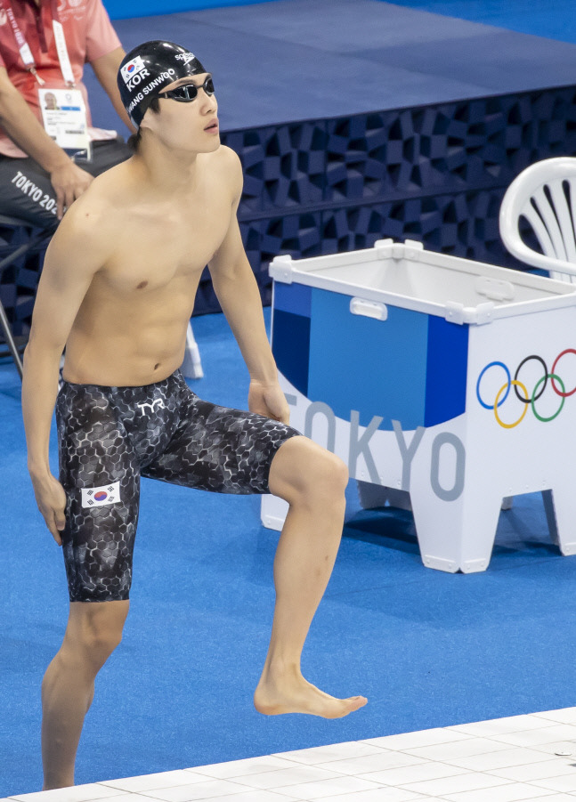 30일 도쿄 아쿠아틱스 센터에서 열린 도쿄올림픽 수영 남자 50m 자유형 예선 경기. 한국 황선우가 시작 준비를 하고 있다. 도쿄 | 연합뉴스